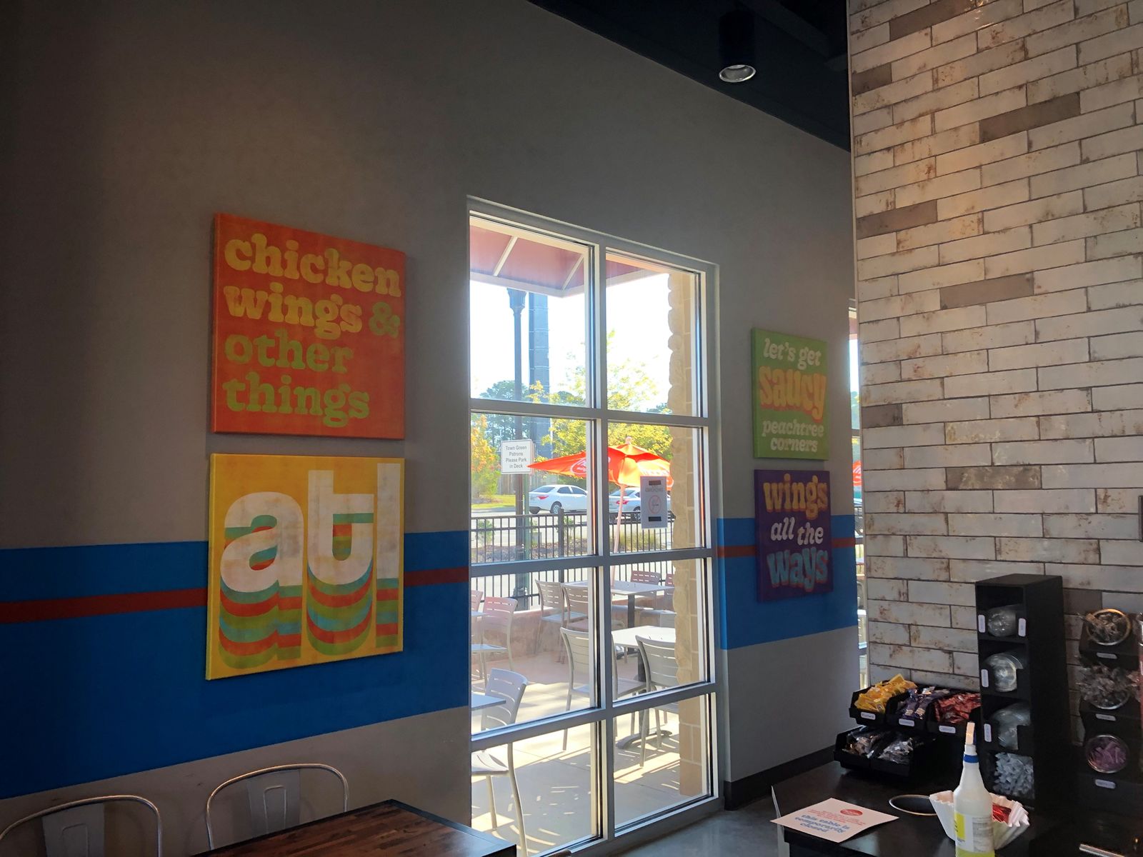 Hoots Wings se lance dans la franchise et signe un accord de développement de 60 unités avec AE Restaurant Group Hoots Wings se lance dans la franchise et signe un accord de développement de 60 unités avec AE Restaurant Group