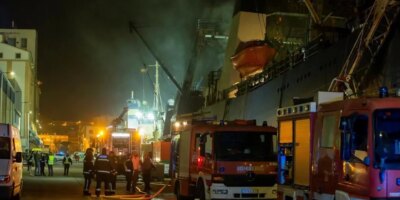 Début des travaux de sauvetage sur les trois corps du bateau de pêche russe incendiés à Las Palmas
