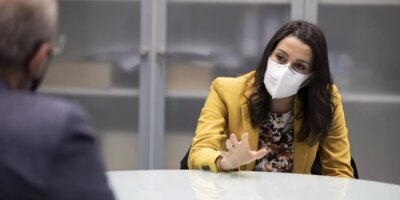 Ins Arrimadas inculpe Pedro Snchez pour avoir donné la priorité à la grâce aux prisonniers indépendantistes plutôt qu&rsquo;à l&rsquo;aide aux Espagnols