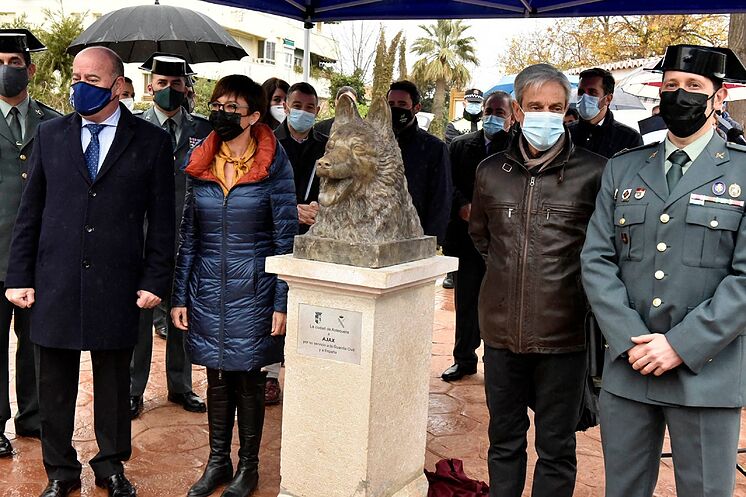 Le directeur de la Garde civile, à côté de la sculpture d'Ajax à ...