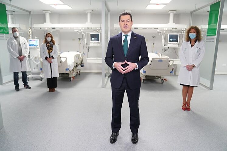 Moreno, lors de son discours, avec les docteurs Charo Amaya et Mercedes ...