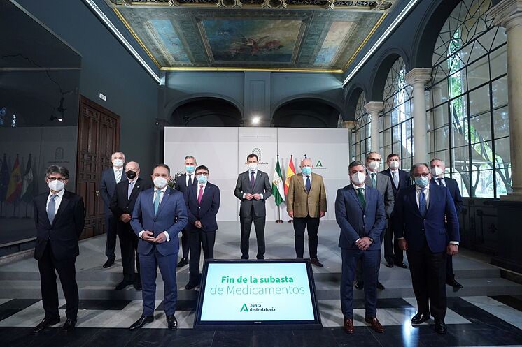 Juanma Moreno, avec des représentants du secteur de la médecine avec le ...