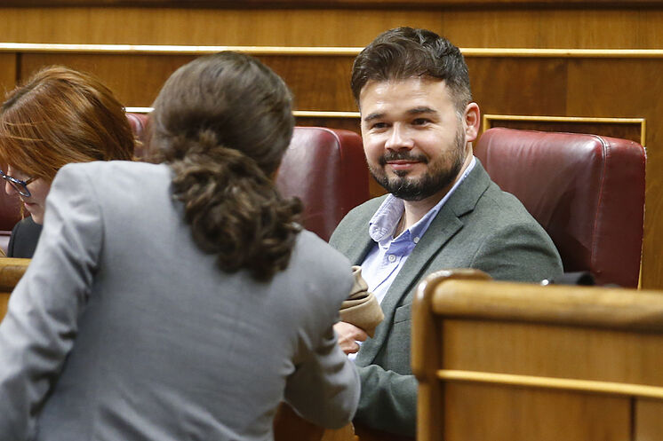 Pablo Iglesias (le dos tourné) s'entretient avec le porte-parole parlementaire de ...