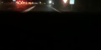 Ils recherchent le suspect d&rsquo;avoir pulvérisé de l&rsquo;acide sur son ex-petite amie après une poursuite spectaculaire dans laquelle il a abandonné sa voiture