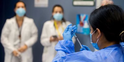 Un tribunal oblige une femme âgée à se faire vacciner contre Covid-19 dans une résidence de Santiago après le refus de sa fille