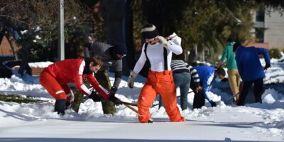 Les enseignants forment des équipes pour déneiger et donner des cours « en ligne »: « Tout fait mal, mais nous sentons l&rsquo;école comme la nôtre »