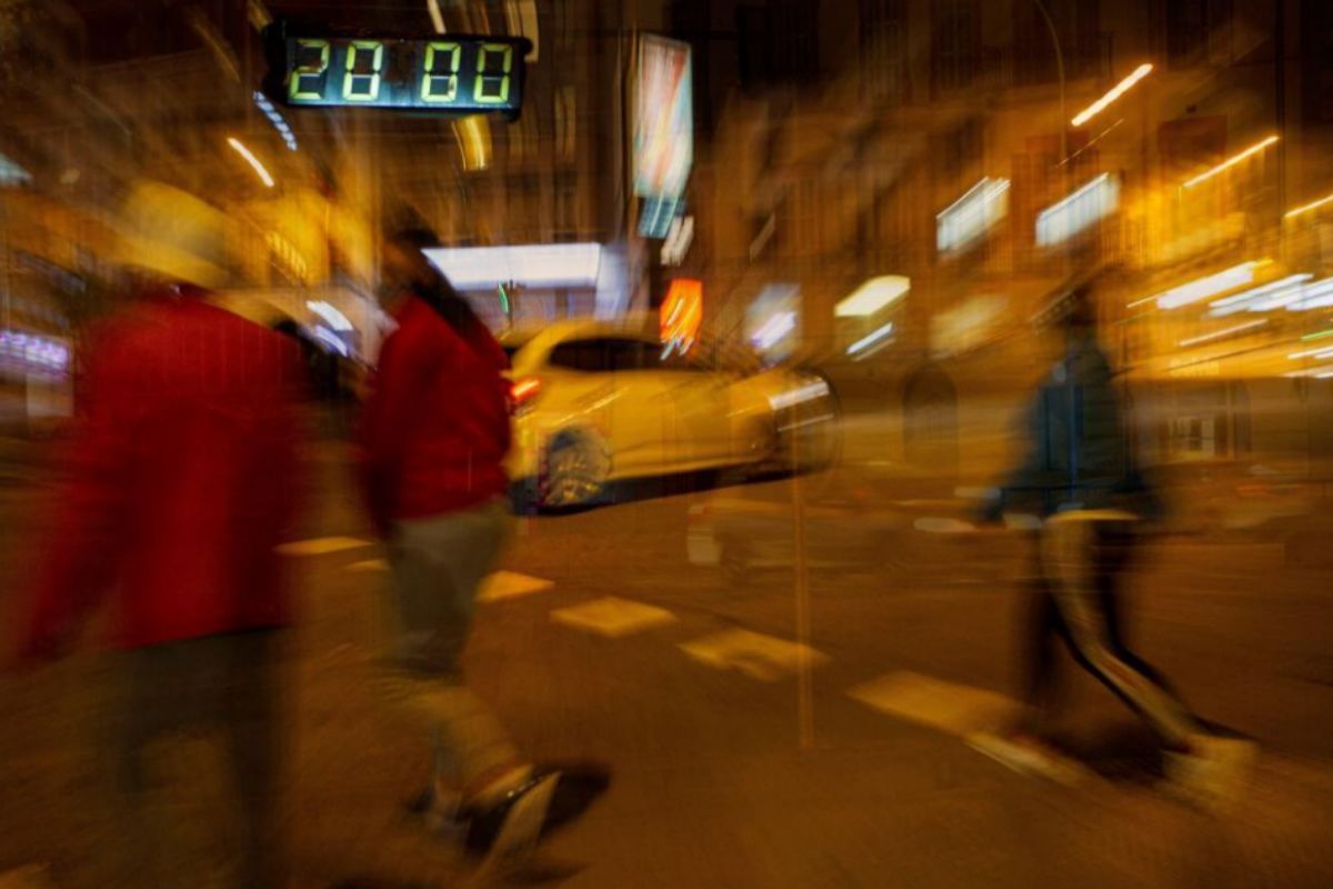 Plusieurs personnes traversent le centre de Palma de Majorque, où de nouvelles restrictions ont été appliquées en raison du coronavirus.