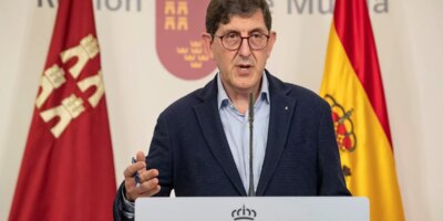 Le ministre de la Santé de Murcie ne démissionne pas et se défend d&rsquo;avoir été vacciné pour avoir travaillé « dans la gestion directe de la pandémie »