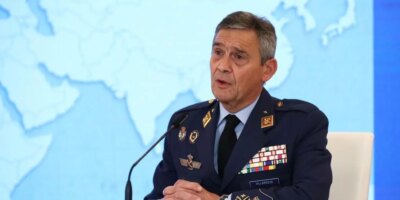 Ceux qui ont enfreint les règles en se faisant vacciner et ont fini par démissionner et ceux qui conservent leur emploi