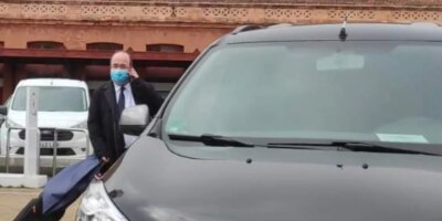 Miquel Iceta, «  traqué  » à son arrivée à Madrid le jour de la nomination de nouveaux ministres