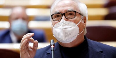 Guerre sur les campus: Castells demande des examens «  en ligne  » par les agglomérations et les recteurs se rebellent et les gardera en personne