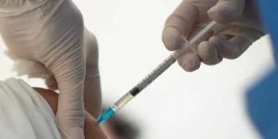 Transparency International avertit que vacciner des politiciens qui enfreignent les protocoles est une corruption