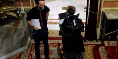 On peut intensifier son offensive contre les journalistes avec son site de fake news