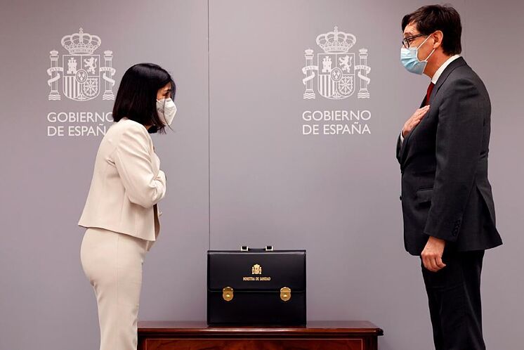 Carolina Darias et Salvador Illa se saluent lors du transfert du ...