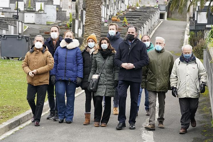 Carlos Iturgaiz accompagné