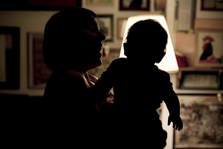 Une mère et son enfant, dans une image de fichier.