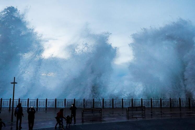 Une vague déferle sur le Paseo Nuevo de San Sebasti