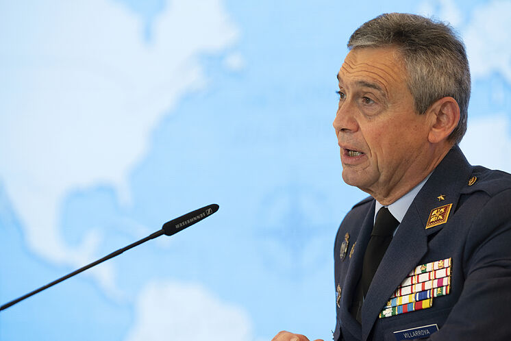 Le chef d'état-major de la défense, général de l'Air Miguel ...