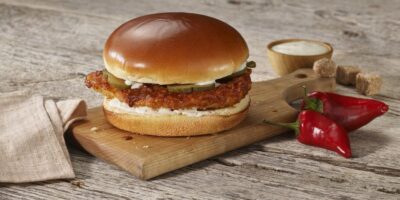 Le marché de Boston apporte la chaleur à la guerre des sandwichs au poulet avec le tout nouveau Nashville Hot