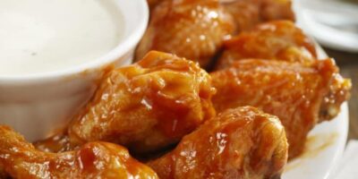 Les Américains mangeront un record de 1,42 milliard d&rsquo;ailes de poulet pour le Super Bowl LV