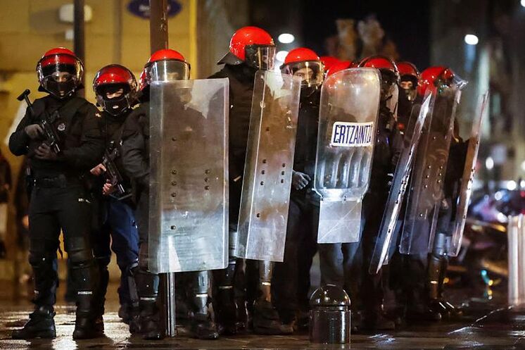 Agents Ertzaintza avec équipement anti-émeute pendant la ...