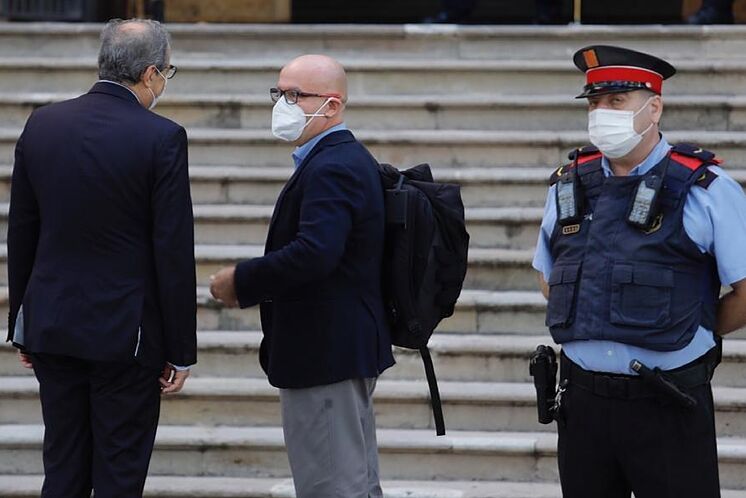 Gonzalo Boye (au centre), à ​​l'entrée du TSJ de Catalogne