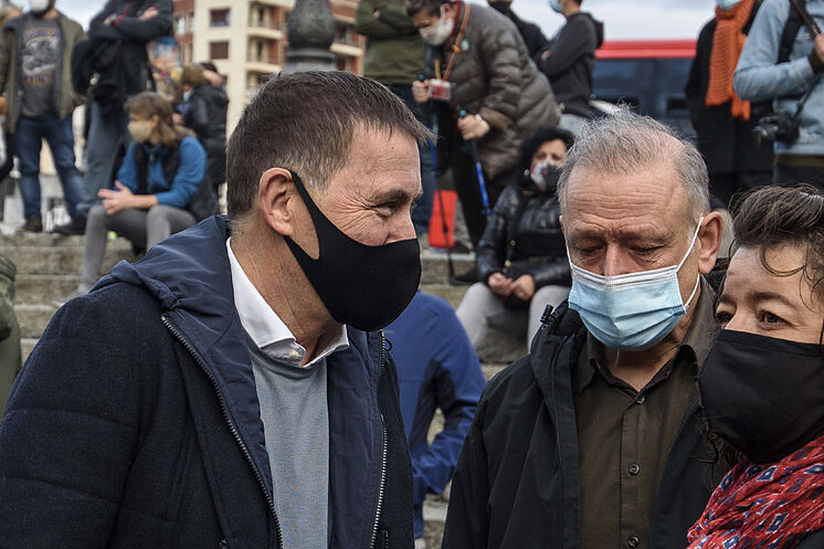 Otegi et le député de Podemos, Roberto Uriarte, à la concentration