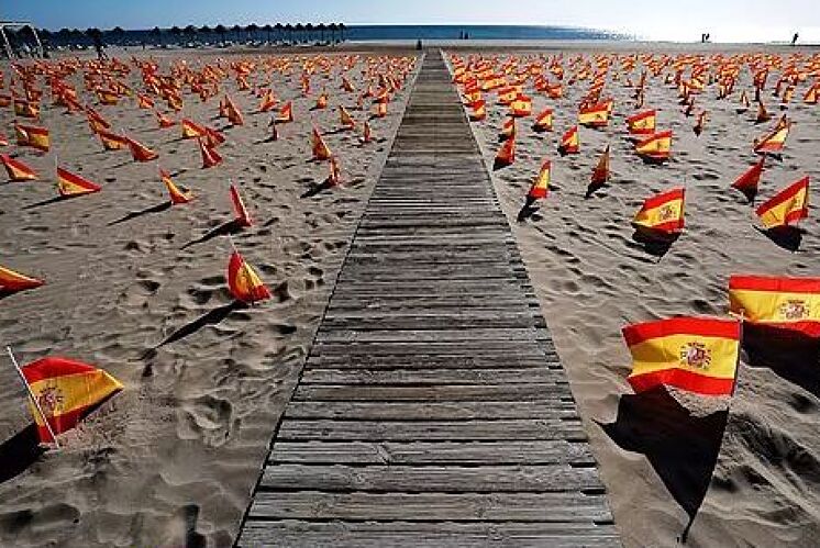 Plage de La Patacona, à Valence, avec les drapeaux placés par ...