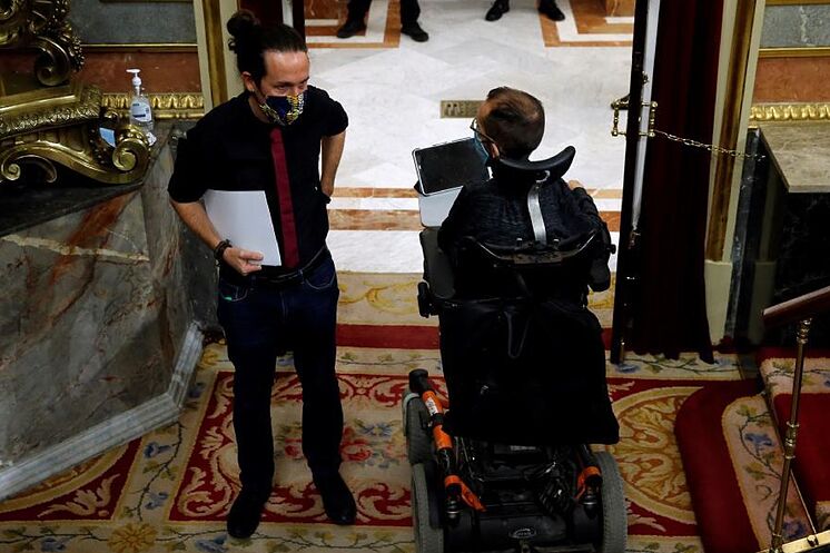 Pablo Iglesias s'entretient avec Pablo Echenique au Congrès.