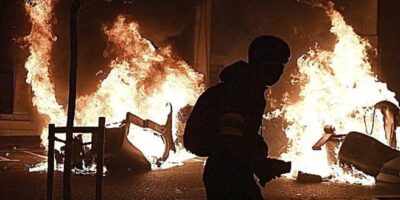 15 arrêtés et 30 blessés après de graves incidents lors de plusieurs manifestations contre l&rsquo;arrestation de Pablo Hasel