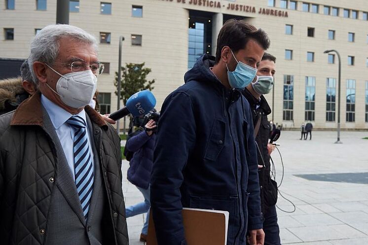 Le condamné, au centre, quitte le palais de justice de Pampelune