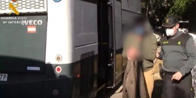 Narcos avec ascendance de cave et bourgeons de marijuana génétiquement modifiés