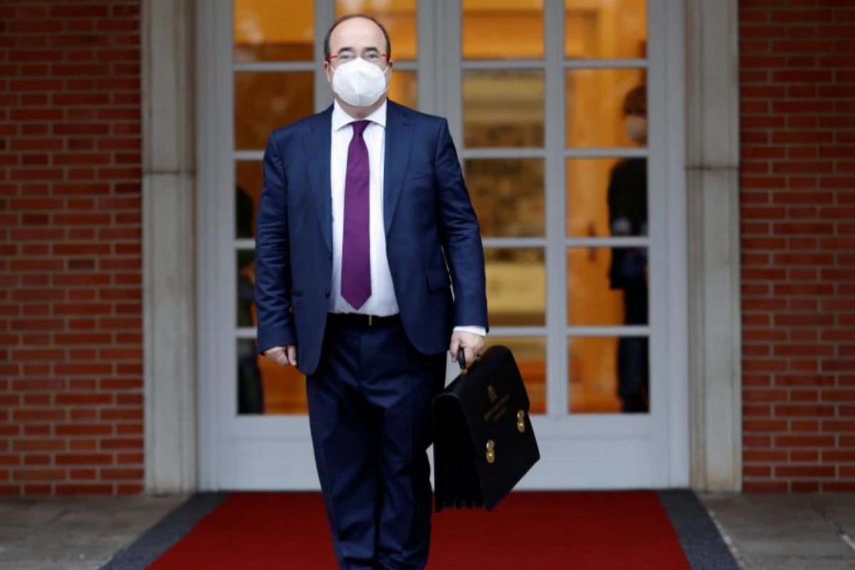 Miquel Iceta, avec son portefeuille en tant que ministre de Pol