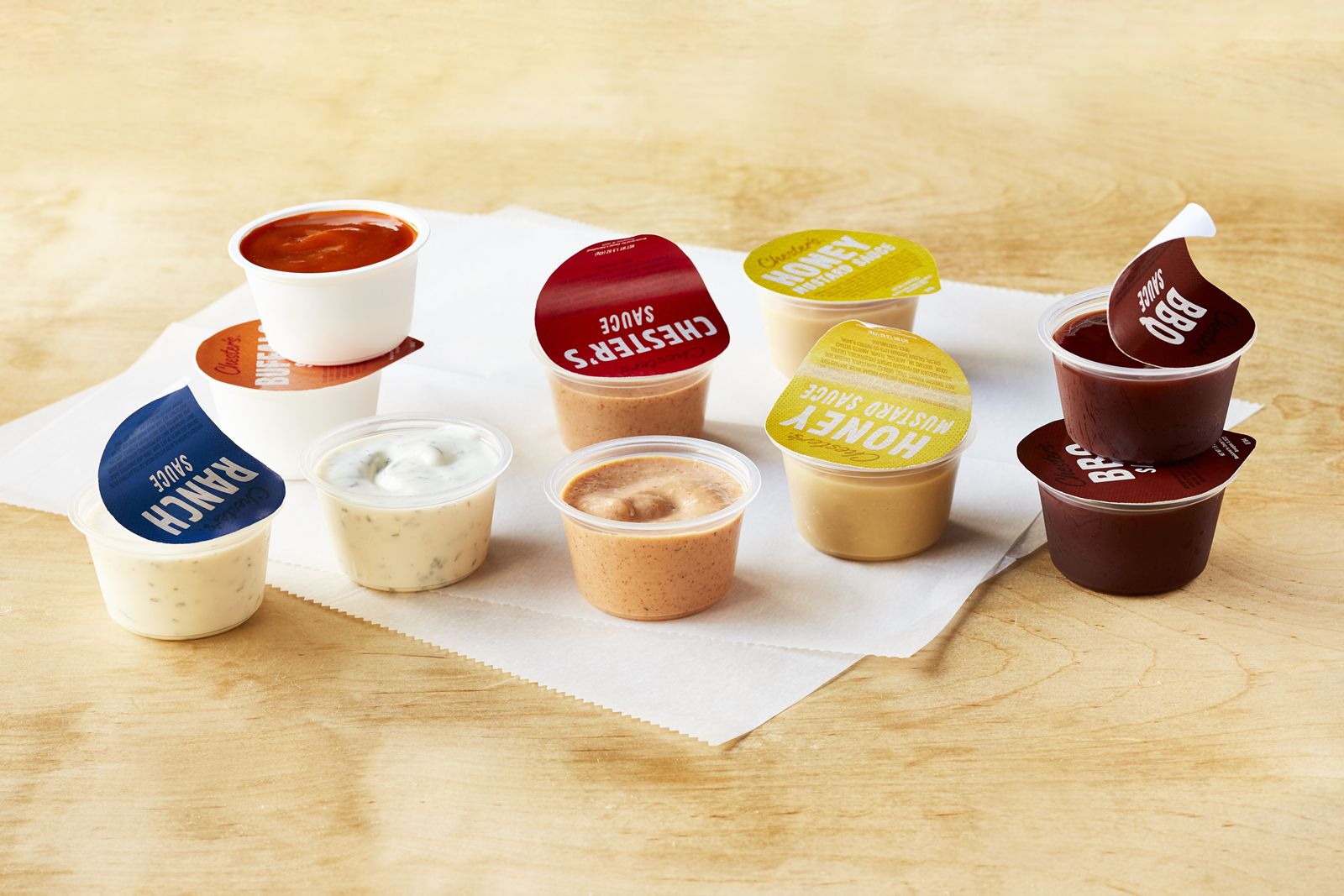 Chester's Chicken présente cinq nouvelles sauces à trempette savoureuses, des conceptions de panneau de menu numérique mises à jour et un emballage de marque renouvelé