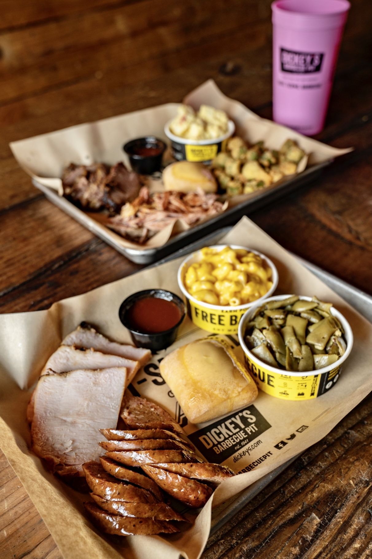 Célébrez votre amour en fumant avec un repas pour deux au Dickey's Barbecue Pit
