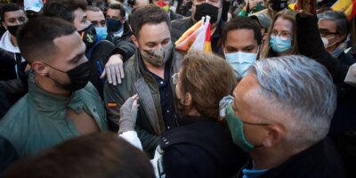 Elections catalanes: Santiago Abascal affronte les manifestants le jour même où le JEC exhorte la Generalitat à protéger les candidats Vox