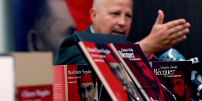 Les agressions d&rsquo;un père négationniste dont les filles ont été expulsées de l&rsquo;institut pour avoir refusé de porter un masque à la récréation sont portées devant le procureur