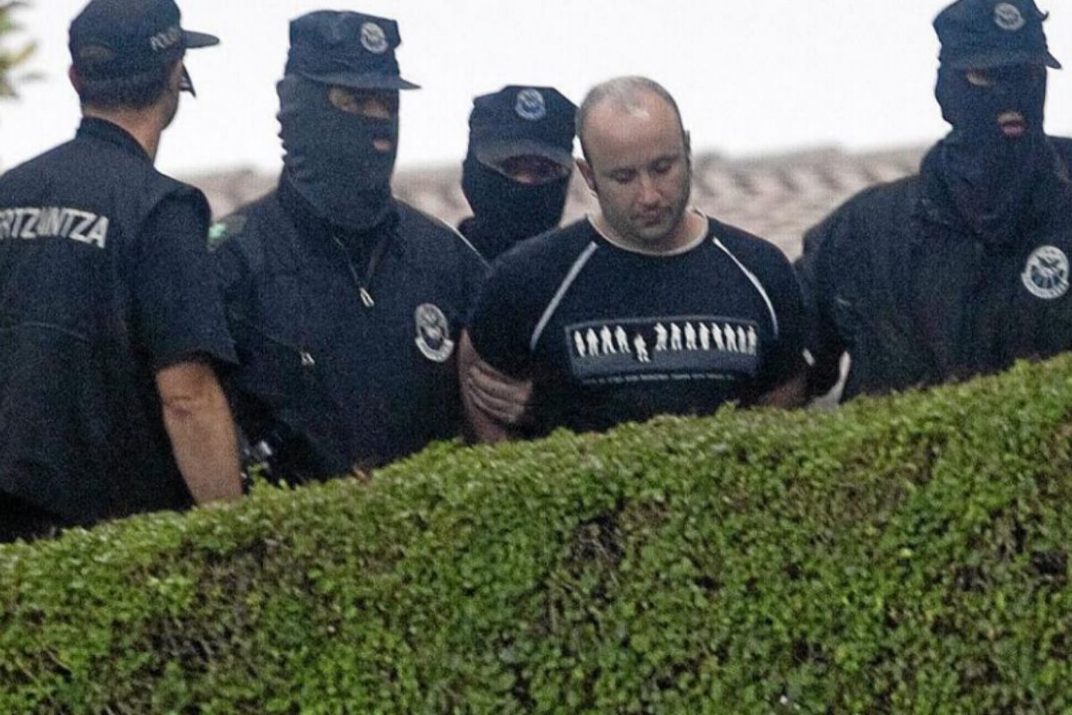 Les agents d'Ertzaintza transfèrent Gurutz Agirresarobe de l'ETA après son arrestation