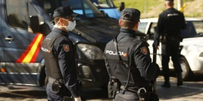 La police accusée de violence sexiste remettra son arme et ne pourra pas accéder à l&rsquo;affaire