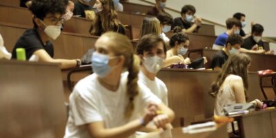 Les étudiants universitaires obtiennent de meilleures notes aux tests qu&rsquo;ils passent à midi