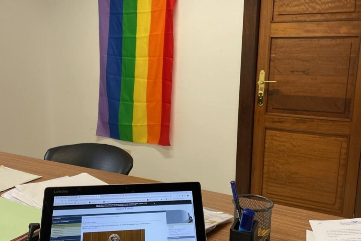 Drapeau LGTBI dans le bureau de Teresa Rodrigue