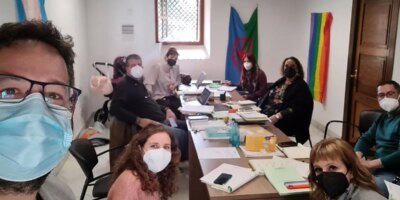 Le Parlement andalou enlève les drapeaux LGTBI et Trans accrochés par les députés liés à Teresa Rodríguez