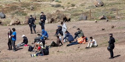 64 immigrants dans la rue après avoir joué dans une altercation dans un camp d&rsquo;accueil à Las Palmas