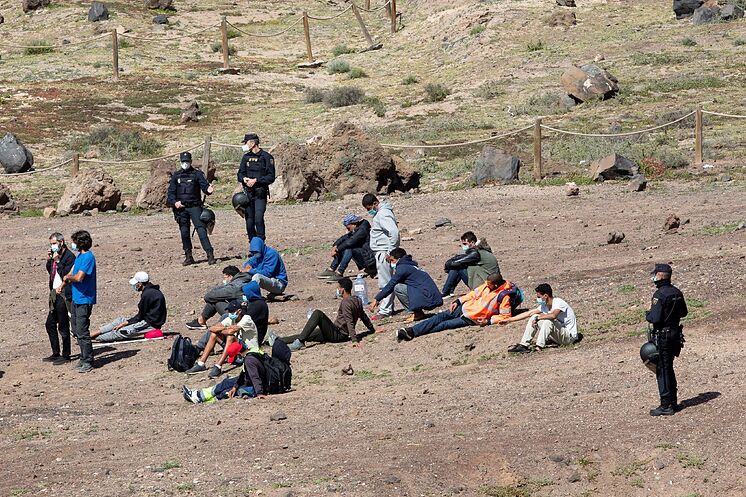Certains des immigrés qui ont passé la nuit sur la plage d'El Confital ...