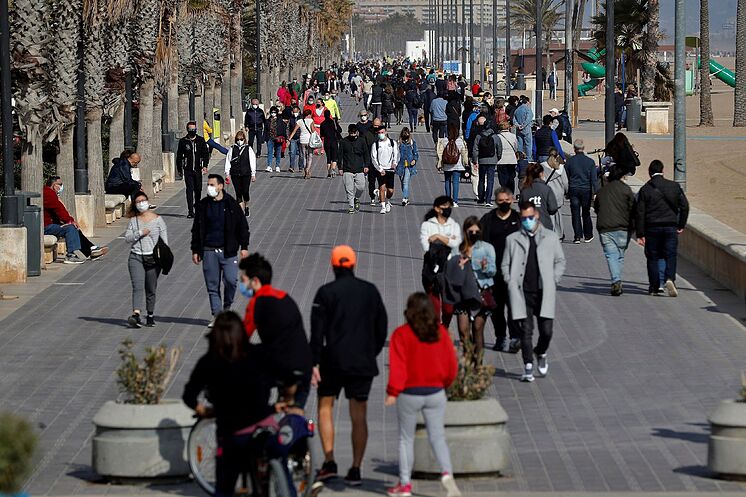Des centaines de Valenciens se promènent le long de la plage de la Malvarrosa.