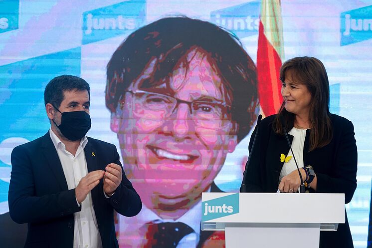 Carles Puigdemont (à l'écran) intervient sur un rallye JxCat, ...