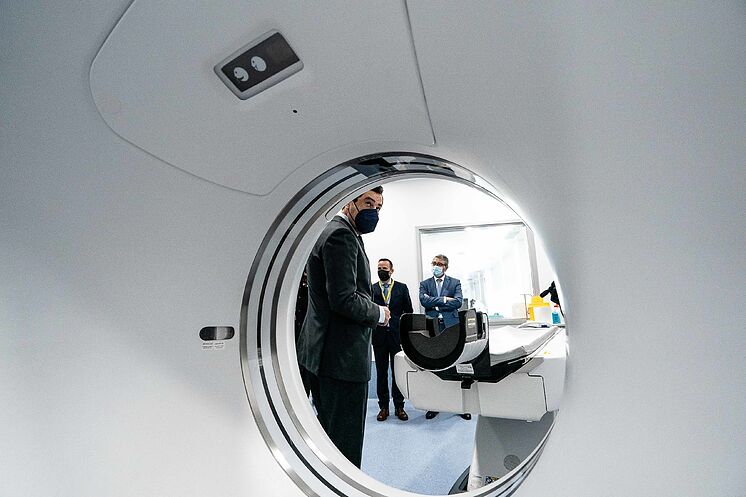 Le président du conseil, Juanma Moreno, dans les installations de ...