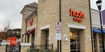 Hoots Wings se lance dans la franchise et signe un accord de développement de 60 unités avec AE Restaurant Group