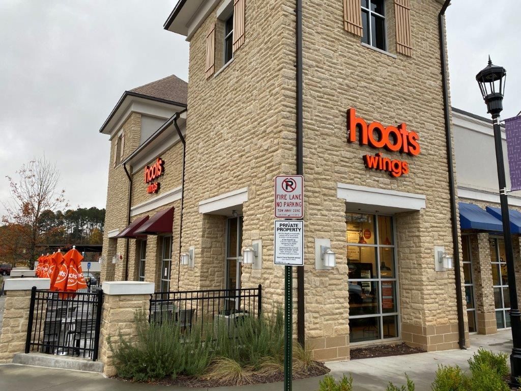 Hoots Wings se lance dans la franchise et signe un accord de développement de 60 unités avec AE Restaurant Group Hoots Wings se lance dans la franchise et signe un accord de développement de 60 unités avec AE Restaurant Group