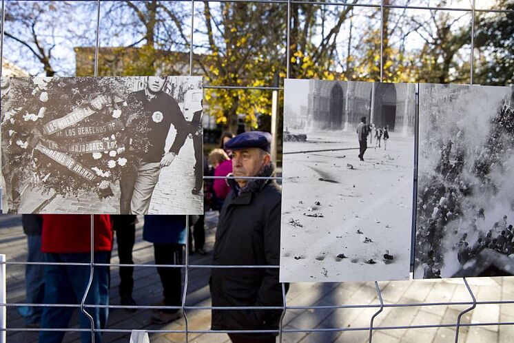 Un voisin de Vitoria marche à côté de moi